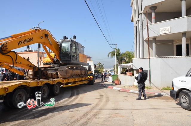 فيديو: قوات كبيرة ومُدججة بالدبابات والصواريخ تهدم اساسات بيت الشيخ غازي عيسى بحجة البناء في ارض المنهال ...